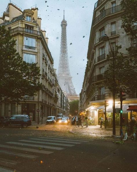 Rainy Day In Paris, France 🤍🇫🇷 📸: [instagram.com/evenskild] Rainy Day In Paris, Rainy Paris, Paris Mood, Day In Paris, Paris Aesthetic, Windy City, City Aesthetic, Interior Architecture Design, Dark Aesthetic