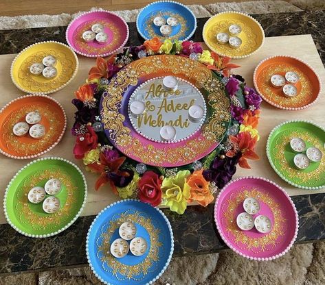 Mehndi Thaals, Diwali Preparations, Haldi Tray, Mehndi Favours, Mendhi Ideas, Mehndi Plates, Divali Decoration, Indian Outdoor Wedding Decor, Mehandi Ceremony