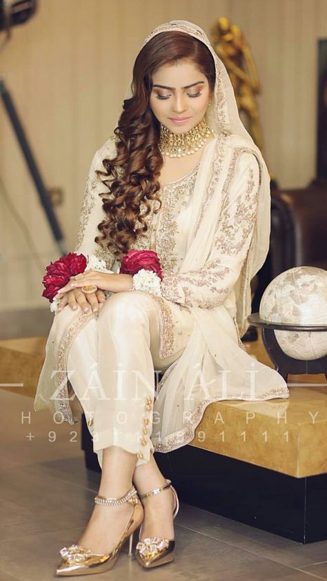 .... Simple Nikah, Nikah Dresses, Dresses Pakistani, White Dress, Roses, Red, Hair, Dresses, White