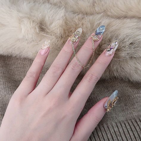 Nail Art With Chains, Nail Art With Chain, Chain Nail Art, Nails With Chains, Chain Nails, Bold Dresses, Art Deco Nails, Sweater Nails, Nails 2020