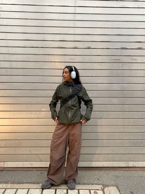 Hijabi Hiking Outfit, Hijabi Modest Outfits, Hiking Clothes, Tactical Wear, Style Essentials, Teenage Fashion, Girl Fits, Winter Fits, Cool Fits