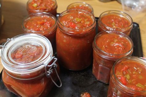 Down to Earth - home made and fast tomato relish recipe Red Hamburger Relish Recipe, Red Tomato Relish, Ripe Tomato Relish, Tomato Relish Canning Recipe, Tinned Tomato Recipes, Tomato Relish Recipe Easy, Hamburger Relish Recipe, Hamburger Relish, Tomato Relish Recipe