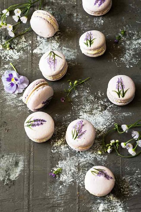 Macaron Decoration, Lavender Macarons, Lavender Recipes, Macaron Boxes, Macaron Cookies, Boxes Packaging, Macaroon Recipes, Meringue Cookies, Macaron Recipe