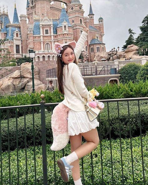 Tokyo Disneyland Photo Ideas, Winter Disneyland Outfit, Hongkong Disneyland Outfit, Disneyland Outfits Winter, Hongkong Outfit Travel, Disney Outfits Winter, Pose 28, Disneyland Outfit Winter, Disneyland Outfit Spring