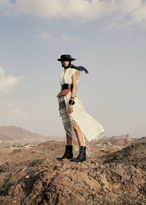 Malika El Masiouhi Is Desert Beauty In Francesco Scotti For Vogue Arabia April 2019 Desert Fashion Shoot, Desert Fashion Editorial, Fotografi Fesyen, Desert Photoshoot Ideas, Vogue Arabia, Desert Photoshoot, Creative Fashion Photography, Desert Fashion, Film Inspiration