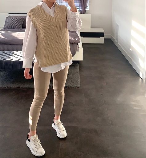 Beige Leggings Outfit Casual, Beige Leather Leggings Outfit, Leggins Beige Outfit, Beige Leggings Outfit Winter, Nude Sweater Outfit, Winter Outfits Uni, Nude Leggings Outfit, Beige Leggings Outfit, Camel Leggings