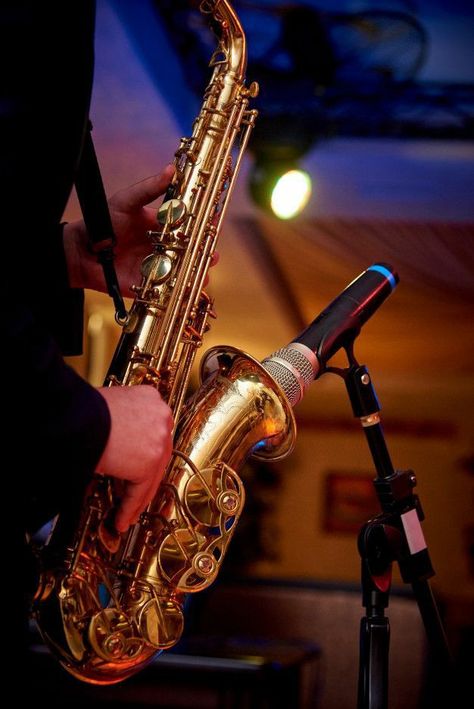 Saxophone Photography, Saxophone Art, Saxophone Player, Saxophone Music, Saxophone Players, Jazz Art, Woodwind Instruments, Music Motivation, Alto Sax