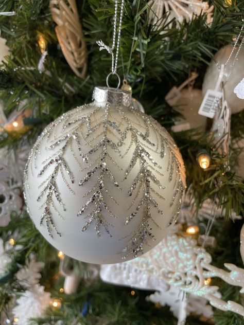 Diy Gold Ornaments, Diy White Christmas Ornaments, Christmas Bauble Ideas, Handpainted Christmas Ornaments, Fancy Christmas Ornaments, Handmade Christmas Crafts, Painted Christmas Ornaments, Handmade Christmas Decorations, Christmas Ornaments Homemade