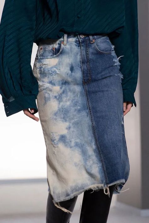 Denim Street Style, Fashion Week Spring 2020, Denim Inspiration, Denim Projects, Fast Fashion Brands, Bleached Denim, Mode Casual, Jeans Diy, Denim Trends