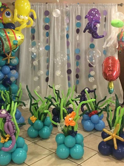 Fish Theme Decorations, Seaweed Balloon Decorations, Balloon Coral Reef, Balloon Seaweed, Seaweed Balloons, Ocean Baby Showers, Bubble Guppies Party, Ocean Birthday Party, Shark Themed Birthday Party