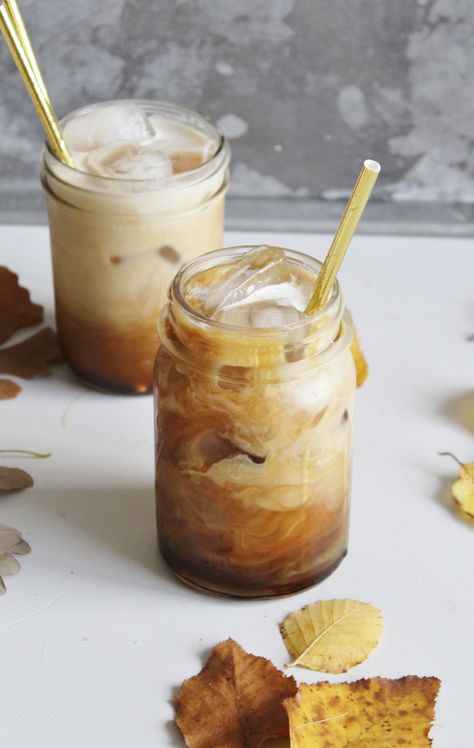 Iced Coffee With Instant Coffee, Coffee With Instant Coffee, Caramel Iced Coffee Recipe, Caramel Iced Coffee, Fall Coffee Drinks, Make Iced Coffee, Cream Cold Brew, Cold Brew Recipe, Iced Coffee Recipe