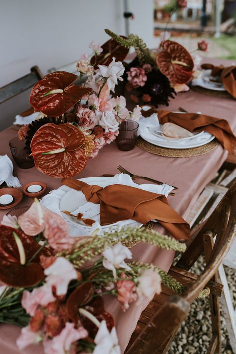 Terracotta Wedding Table, Pink And Terracotta, Wedding Table Scape, Terra Cotta Wedding, Modern Wedding Ideas, Rust Wedding, Black Wedding Decorations, Rusting Wedding, Rustic Modern Wedding