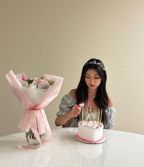 julia ma on Instagram: "i’m here for the cake!" Julia Ma, Internet Girl, 21st Birthday Photoshoot, Cute Birthday Pictures, Cute Birthday Ideas, Golden Birthday, Diy Fashion Hacks, 22nd Birthday, Cake Pictures