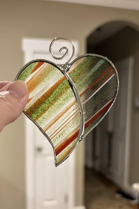 Heart Stained Glass Craft, Stained Glass Hearts, Stained Glass Angel, Glass Hearts, Glass Craft, Tiffany Stained Glass, Stained Glass Ornaments, Heart Designs, Stained Glass Crafts