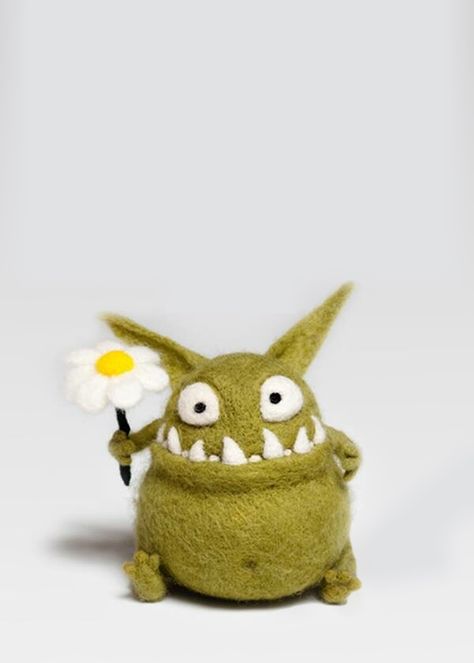 Tovad Ull, Felt Monster, Funny Giraffe, Needle Felting Diy, Green Monsters, Needle Felting Projects, Cute Monsters, Needle Felted Animals, Monster Art