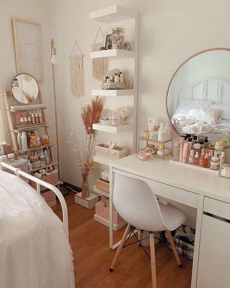 Beauty Room Decor, Redecorate Bedroom, Teen Bedroom Decor, Room Design Bedroom, Dream Room Inspiration, Room Makeover Bedroom, Room Makeover Inspiration, Room Inspiration Bedroom, Room Ideas Bedroom