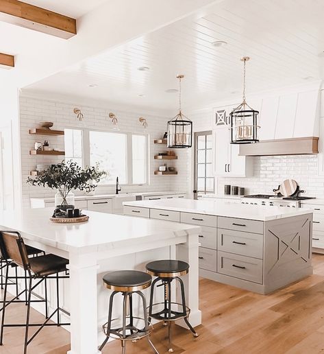 Bulthaup Kitchen, Double Island Kitchen, Farmhouse Kitchen Island, Summer Meals, Farmhouse Kitchen Design, Classic Kitchen, Kitchen Island Design, Modern Farmhouse Kitchens, Large Kitchen