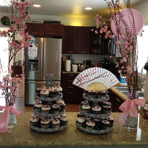 Maybe an Oriental shower? very pretty, although it's redundant since the Japanese do not have baby showers... Bling Baby Shower, Cherry Blossom Centerpiece, Baby Cake Design, Family Reunion Decorations, Asian Party, Japanese Baby, Japanese Decor, Twins Baby Shower, Japanese Cherry Blossom