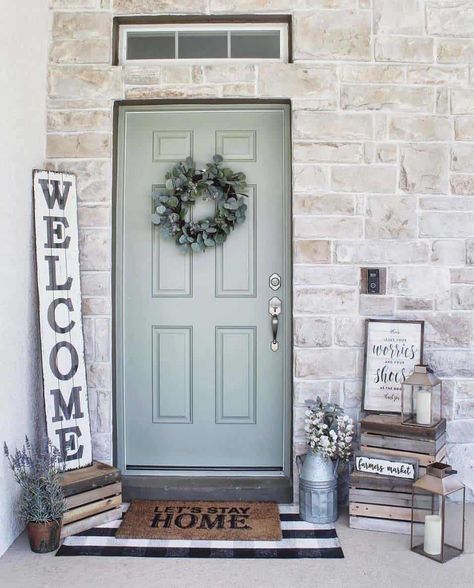 28 Cozy And Inviting Farmhouse Entryway Decorating Ideas Entryway Decorating, Small Porch Decorating, Spring Porch Decor, Rustic Porch, Farmhouse Entryway, Casa Country, Farmhouse Front Porches, Farmhouse Porch, Small Front Porches