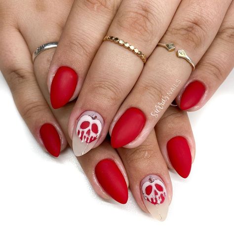 Prema Party, Poison Apple Nail Art, Poison Nails, Snow White Theme Nails, Snow White Halloween Nails, Snow White Nails Acrylic, Snow White Poison Apple Nails, Snow White Nails Designs, Poison Apple Nails