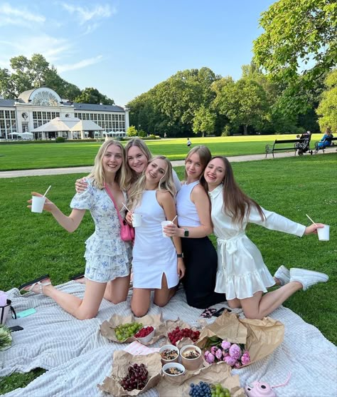 Picnic Photoshoot Ideas Friends, Poses For 6 People, Young Bridesmaid Dresses, Summer Vegas Outfit, Bday Picnic, Party Dress Code, Picnic Photo Shoot, Picnic Pictures, Nails For Wedding