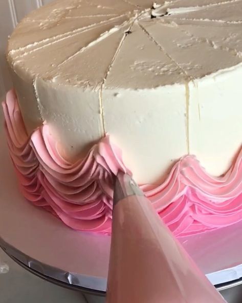 The White Flower Cake Shoppe on Instagram: “Here’s the how to video on that swagaliscious cake from yesterday that we promised!🙌🏻💕We use a @wiltoncakes 1M rosette tip for the texture.…” Cheesecake Cake Pops, Nutella Strawberries, Eclair Dessert, Cakes To Decorate, White Flower Cake, White Flower Cake Shoppe, Cupcake Cheesecake, Oreo Cupcake, Susie Cakes