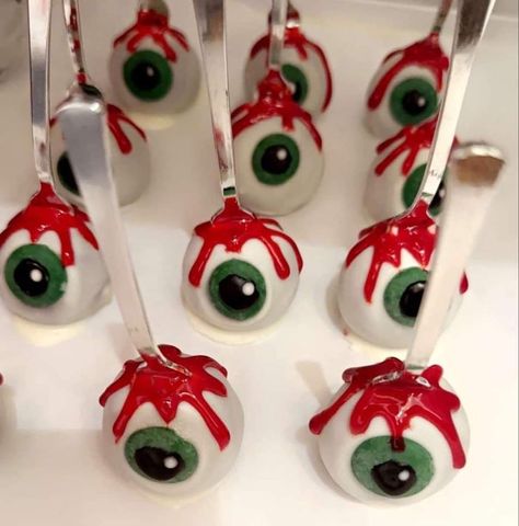 Eye Cake Pops, Cake Pops Designs Halloween, Cake Pops Halloween Cakepops, Vampire Cake Pops, Easy Cake Pop Designs, Eyeball Cakepops, Halloween Catering, Cake Pops Halloween, Halloween Cakepops