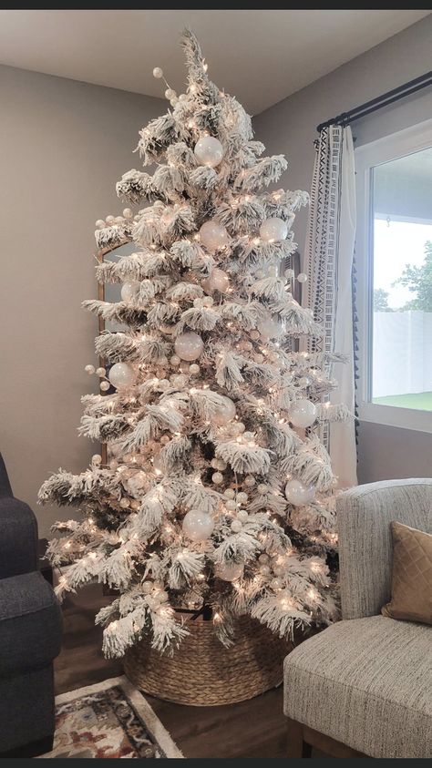 Slim White Christmas Tree, Christmas Decor Projects, Christmas Decor Simple, Easy Diy Christmas Decor, Glamorous Christmas Tree, White Christmas Tree Decorations, Flocked Tree, Minimalist Christmas Decor, Christmas Luxury