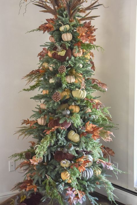 Thanksgiving Tree Ideas, Fall Christmas Tree Ideas, Thanksgiving Trees, Ideas For Christmas Trees, Thanksgiving Christmas Tree, Fall Tree Decorations, Thanksgiving Thoughts, Fall Christmas Tree, October Decor