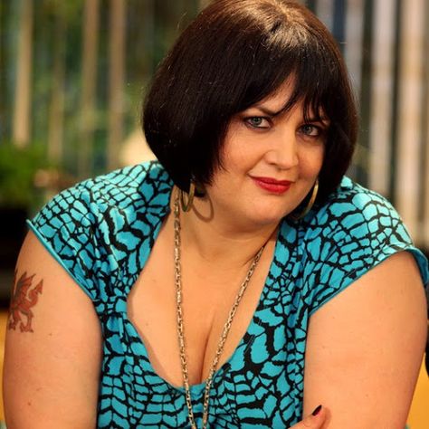 Ruth Jones, British Icons, Female Comedians, Icons Party, Lady Madonna, Gavin And Stacey, Hotel Transylvania, Celebrity Portraits, Plus Size Models