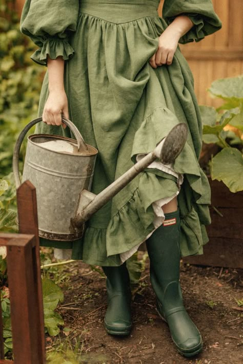 Cottegecore Dresses, Cute Gardening Outfits, Gardening Clothes, Farmer Style, Classic Authors, Old English Cottage, Fairy Dresses, Feminine Fashion, Cottagecore Style