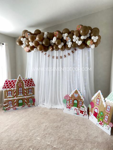 Gingerbread Theme Balloon Garland, Simple Christmas Backdrop, Friendsmas Ideas, Gingerbread Birthday Party, Balloon Garland Backdrop, Rally Ideas, Rally Idea, Christmas Party Backdrop, Simple Backdrop