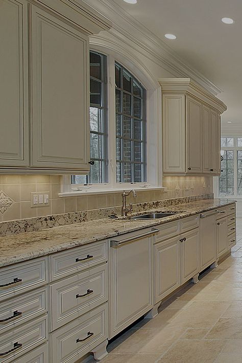 Home Builders kitchen Oakville Classic Traditional Kitchen, Antique White Kitchen, Kabinet Dapur, Classic Kitchen, White Kitchen Design, Antique Kitchen, Kitchen Decorating, Kitchen Redo, Amazing Ideas