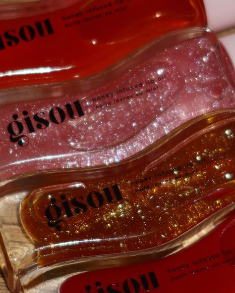 Close ups of that @gisou sparkle ✨🍓🥭🍉🍯 #gisou #gisouhairoil #gisouhive #gisoulipoil #gisoulipoilhoneyinfused #gisoulipoilshimmer #gisouwatermelonsugarlipoil #gisoumangopassionpunch #gisoustrawberrysorbet #lipoil #lipoils #shimmerlip #shimmerlipoil Gisou Aesthetic, Dark Academia Makeup, Gisou Lip Oil, Photography Backdrops Diy, Lipgloss Lips, Skin Hydration, Dior Makeup, Makeup Swatches, Pink Girly Things