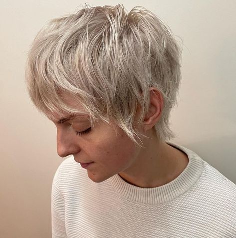 Haircuts Nonbinary, Nonbinary Hairstyles, Genderfluid Hairstyles, Platinový Blond, Genderfluid Haircut, Nonbinary Hair, Non Binary Haircuts, Short Haircuts Ideas, Shortish Hair