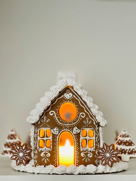 Christmas Gingerbread Tea Light House Holiday Décor - Etsy New Zealand Christmas Clay House, Gingerbread House Lights, Gingerbread House Aesthetic, Clay Gingerbread House, Ceramic Gingerbread House, White Gingerbread House, Gingerbread Tea, White Gingerbread, Gingerbread Creations