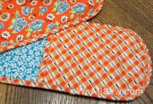 Free tutorial demo on sewing double handed oven mitts. Bias bound edges and heat retaining batting. Beginning sewing project. Glove Tutorial, Oven Gloves Pattern, Glove Pattern, Kitchen Craft, Potholder Patterns, Gloves Pattern, Oven Gloves, Beginner Sewing Projects Easy, Sewing Projects For Kids