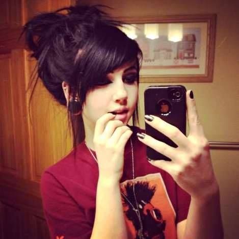 Messy bun Styl Emo, Emo Scene Hair, Scene Girl, Emo Hair, Scene Girls, Scene Hair, Emo Girls, Emo Scene, Hair Color Dark