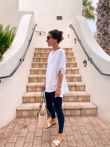 Black Leggings And Sandals Outfit, Leggings Outfit Short Sleeve, Poolside Leggings Outfit, Leggings With Sandals Outfit, Leggings Sandals Outfit, Leggings And Sandals Outfit, White Slip-on Running Shoes In Athleisure Style, Casual Black Summer Leggings, Navy Leggings Outfit Casual