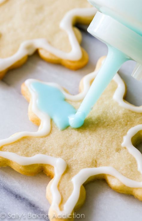 This is the EASIEST way to ice your holiday sugar cookies! Plus, get my favorite recipe for soft cookie cutter sugar cookies. Easy Royal Icing Recipe, Easy Icing, Holiday Sugar Cookies, Sugar Cookie Icing, Torte Cupcake, Royal Icing Recipe, Easy Sugar Cookies, Cutout Sugar Cookies, Christmas Sugar Cookies