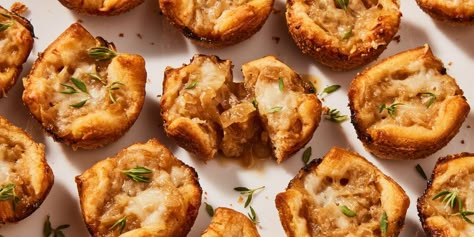 French Onion Soup Fans—These Bites Are The Party Appetizer Of Your Dreams French Onion Soup Bites, Roll Appetizers, Feta Bites, Appetizers Christmas, Dinners Recipes, Christmas Buffet, Brie Bites, Recipes Holiday, French Onion Chicken