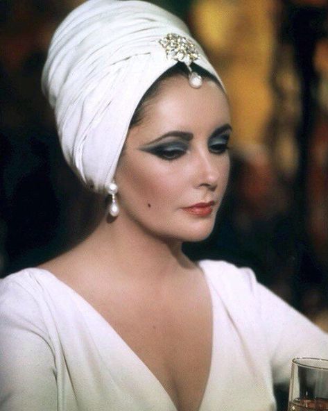 Elizabeth Taylor Quotes, 60’s Makeup, Klasik Hollywood, Elizabeth Taylor Jewelry, Miss Elizabeth, Violet Eyes, Old Hollywood Stars, Girls Pin, Beauty Icons