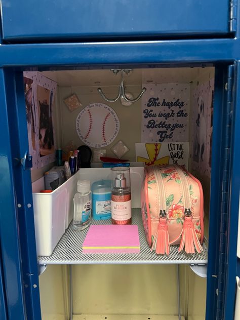 Tall Locker Ideas, Junior High Locker Ideas, School Locker Organization Ideas, How To Decorate Locker, Coquette Locker Ideas, Highschool Locker Ideas Aesthetic, Middle School Locker Ideas Aesthetic, Simple Locker Ideas, How To Decorate Your Locker