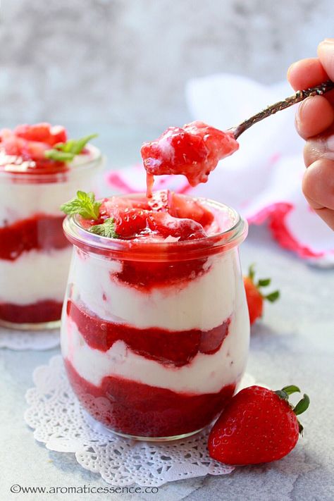 Strawberry Fool, Parfait Trifle, Frozen Strawberry Desserts, Frozen Strawberry Recipes, Fool Recipe, Cream Desserts Recipes, Dessert Pizza Fruit, Fruit Fool, Law Graduation