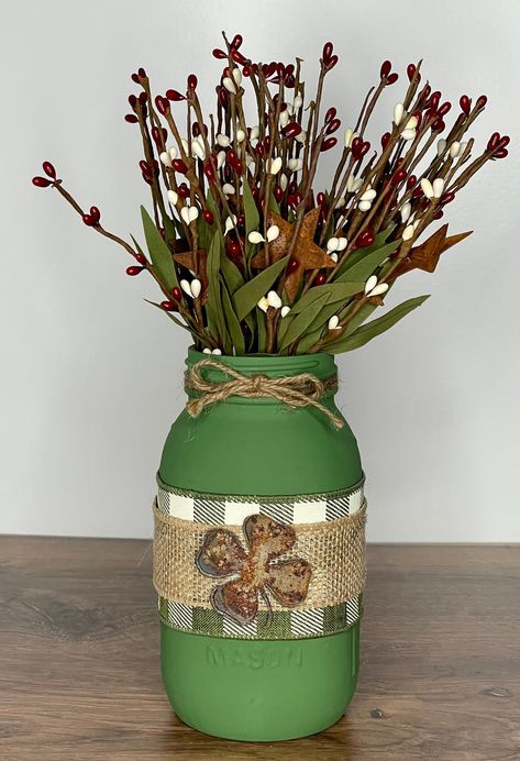 Primitive Mason Jars, Diy St Patricks Day Decor, St. Patrick's Day Diy, Mason Jar Centerpiece, Ikea Crafts, St Patricks Crafts, Green And Burgundy, St. Patrick’s Day, Irish Crafts