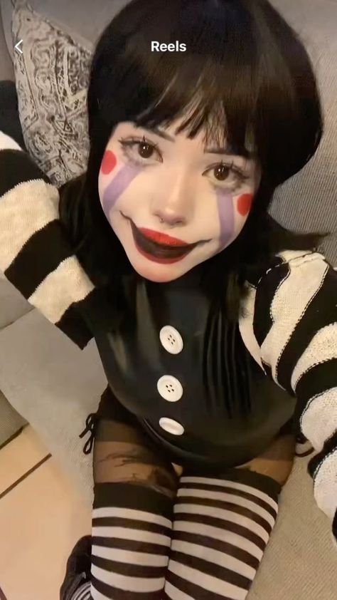 Custom Ideas Halloween Women, Puppet Fnaf Costume, Cosplay Ideas Female, Puppet Fnaf Makeup, Simple Clown Costume, Clown Outfit Aesthetic Halloween, Curvy Halloween Costumes, Clown Girl Costume, Simple Halloween Outfits