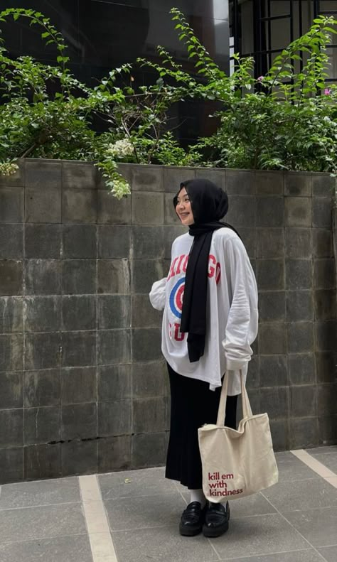 Ootd Crewneck Oversize Hijab, Ootd Boyfriend Jeans Hijab, Grey Outfit Hijab, Ootd Crewneck, Outfit Rok, Tunik Modern, Korean Style Outfit, Casual Korean Style, Outfit Hijab Casual