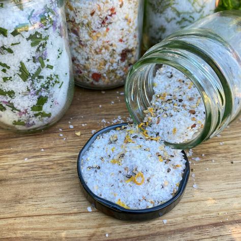 Flavored Salts Recipes, Herb Salt Recipe, Salt Making, Infused Salt, Rosemary Salt, Chive Flower, Finishing Salt, Harvesting Herbs, Popcorn Seasoning