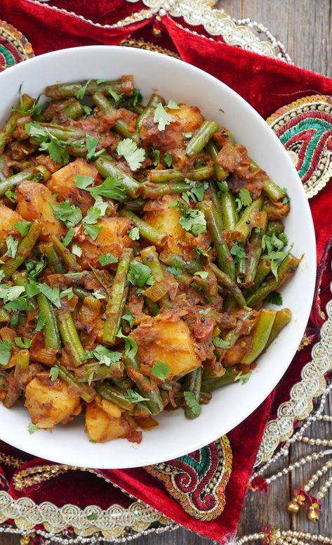 instant pot aloo beans (punjabi potatoes and green beans) Indian Beans Recipe, Green Bean Curry, Potatoes And Green Beans, Vegan Indian Recipes, Beans Curry, Fried Fish Recipes, Recipe Indian, Indian Recipe, Potato Recipe