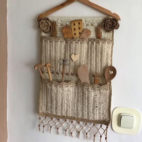 Crochet Door Organizer, Crochet Kitchen Organizer, Crochet Tool Organizer, Crochet Makeup Organizer, Crochet Wall Pouch, Crochet Storage Ideas Organizations, Crochet Closet Organizer, Crochet Brush Holder, Crochet Wall Hanging Organizer